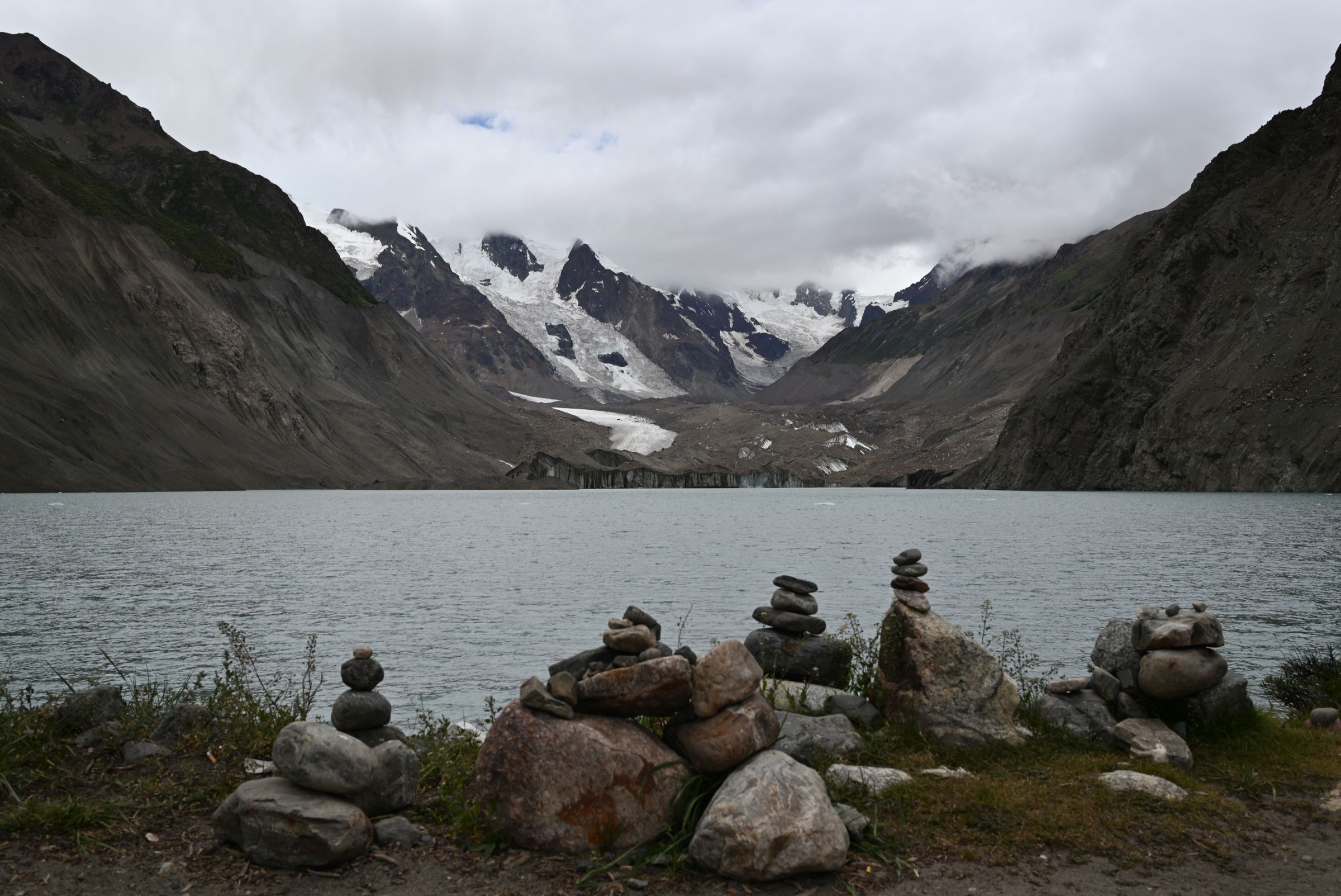在普玉冰川,整片天地寂靜無聲。
