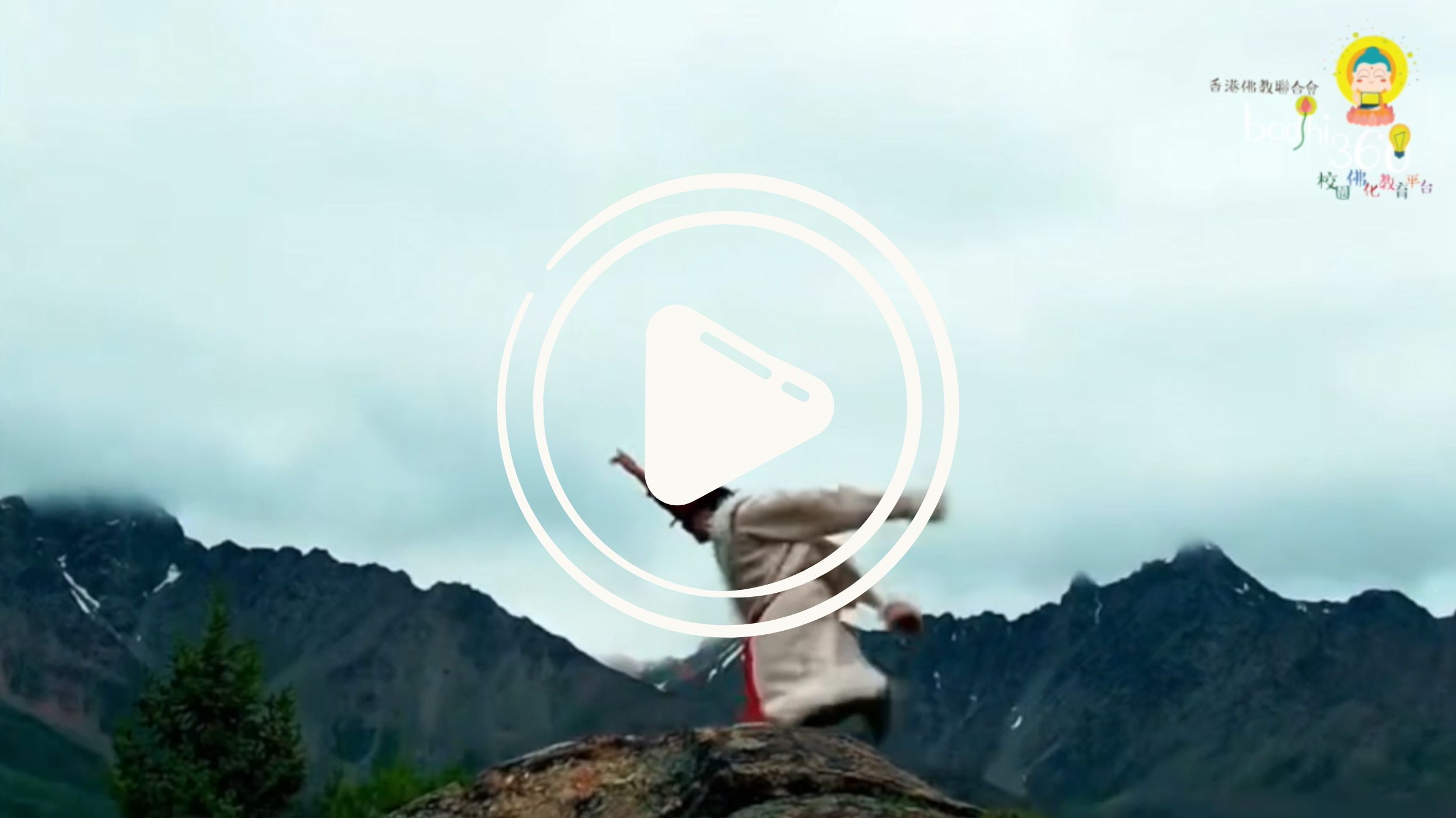 三色湖有一位專為遊客做航拍機攝製短片生意的人,以上影片就是Ken sir光顧他的影片作品。 Ken sir渾身演藝細胞,沒有學過藏族舞蹈卻跳得似模似樣。(https://youtu.be/Y5tGsUAx1CU)