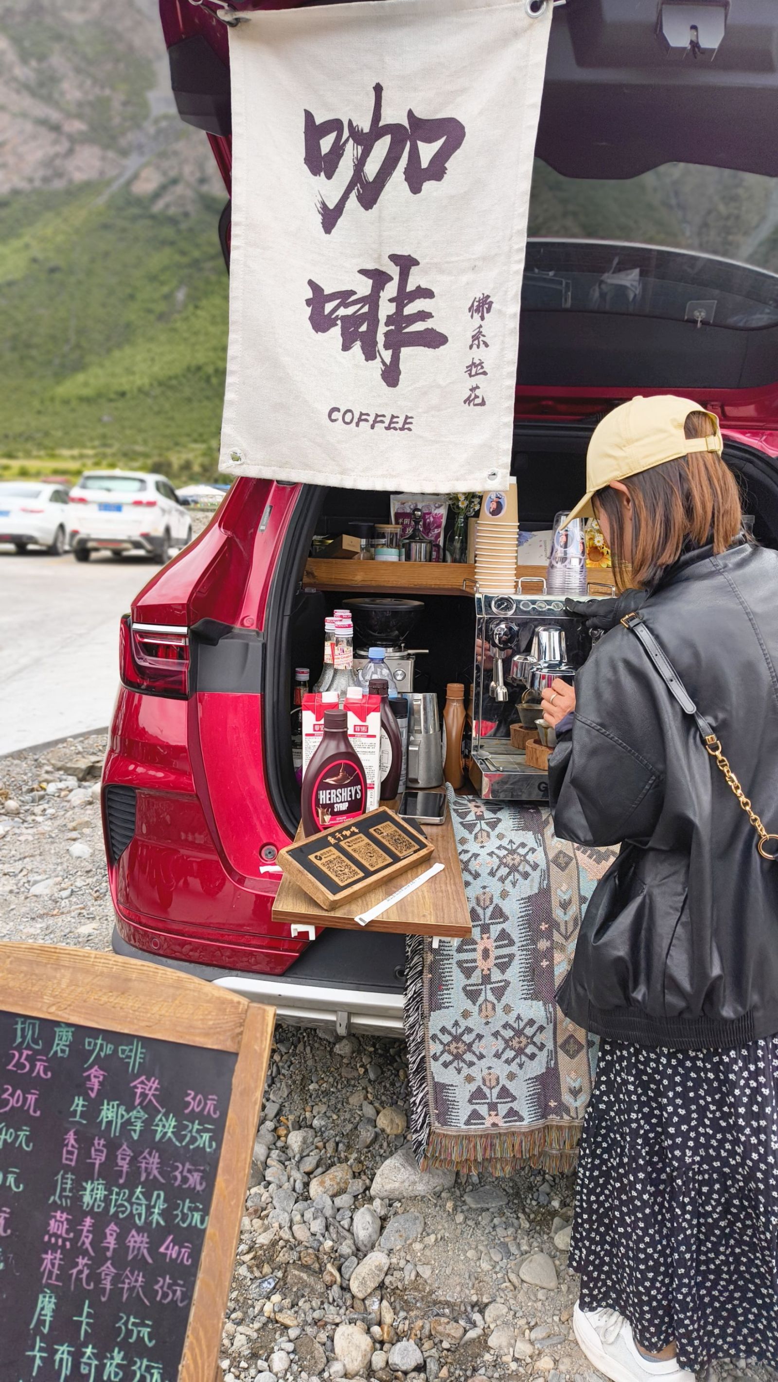 航拍機短片生意人的太太,在三色湖山腳開檔賣咖啡。