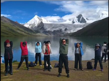 我們在薩普冰川前做正念瑜伽和打坐