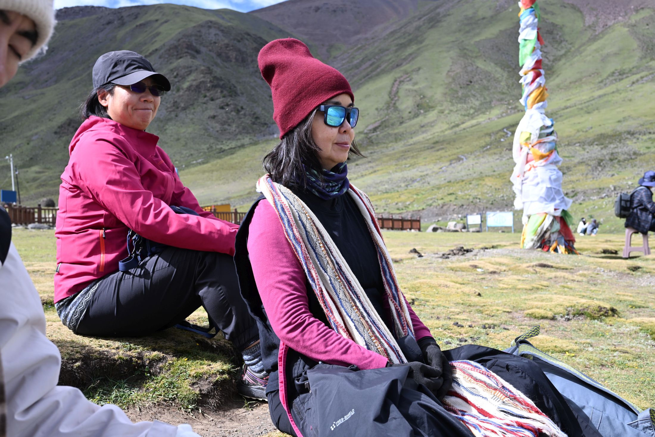 大家在Ken sir後面對着冰川打坐