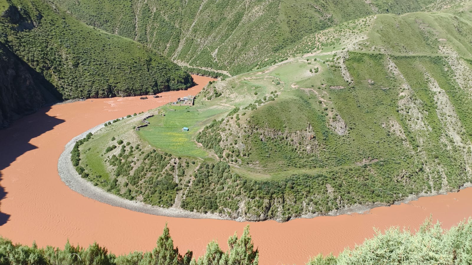 西藏那曲比如縣怒江第一灣,河水是泥紅色。