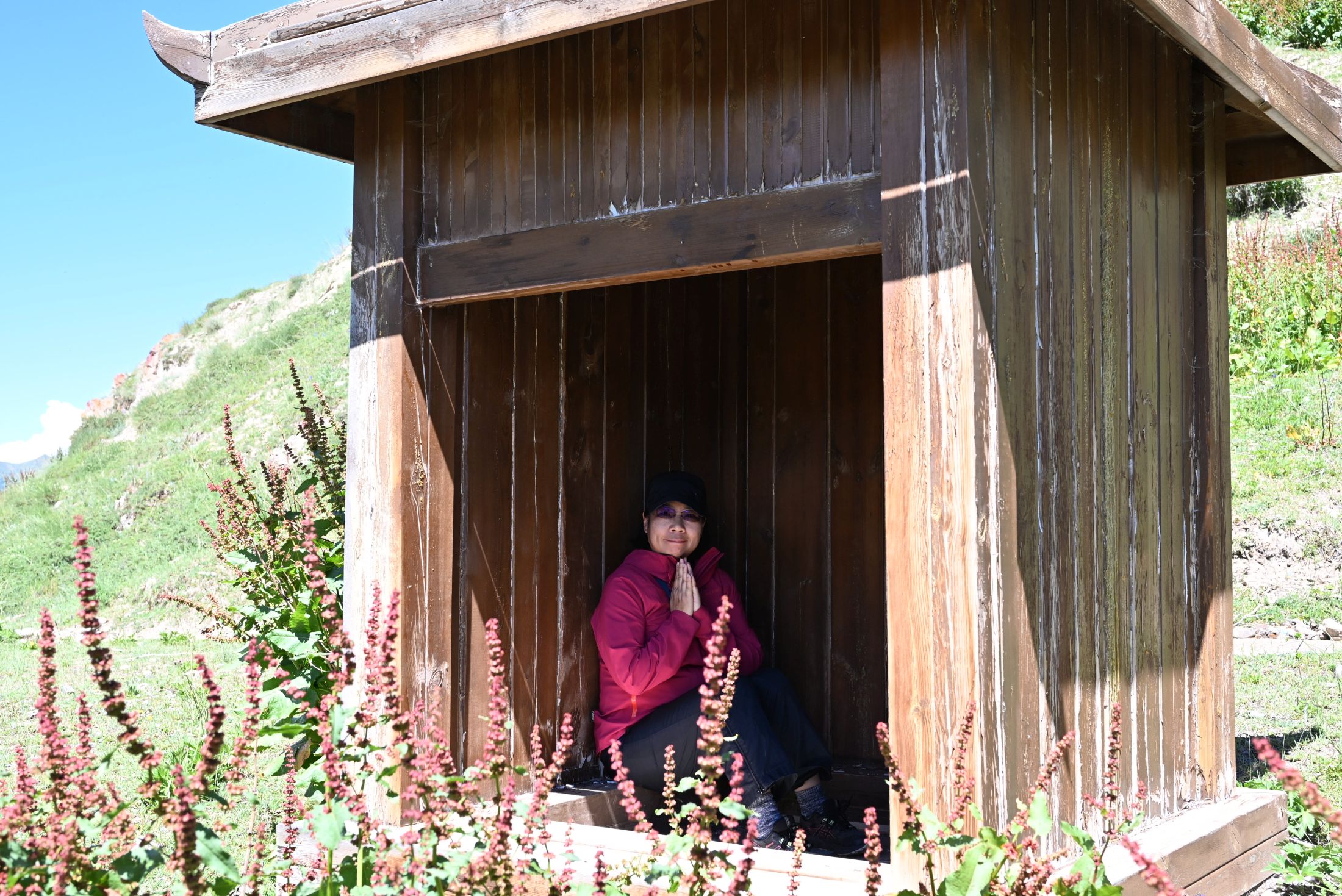 阿布在小屋準備打坐