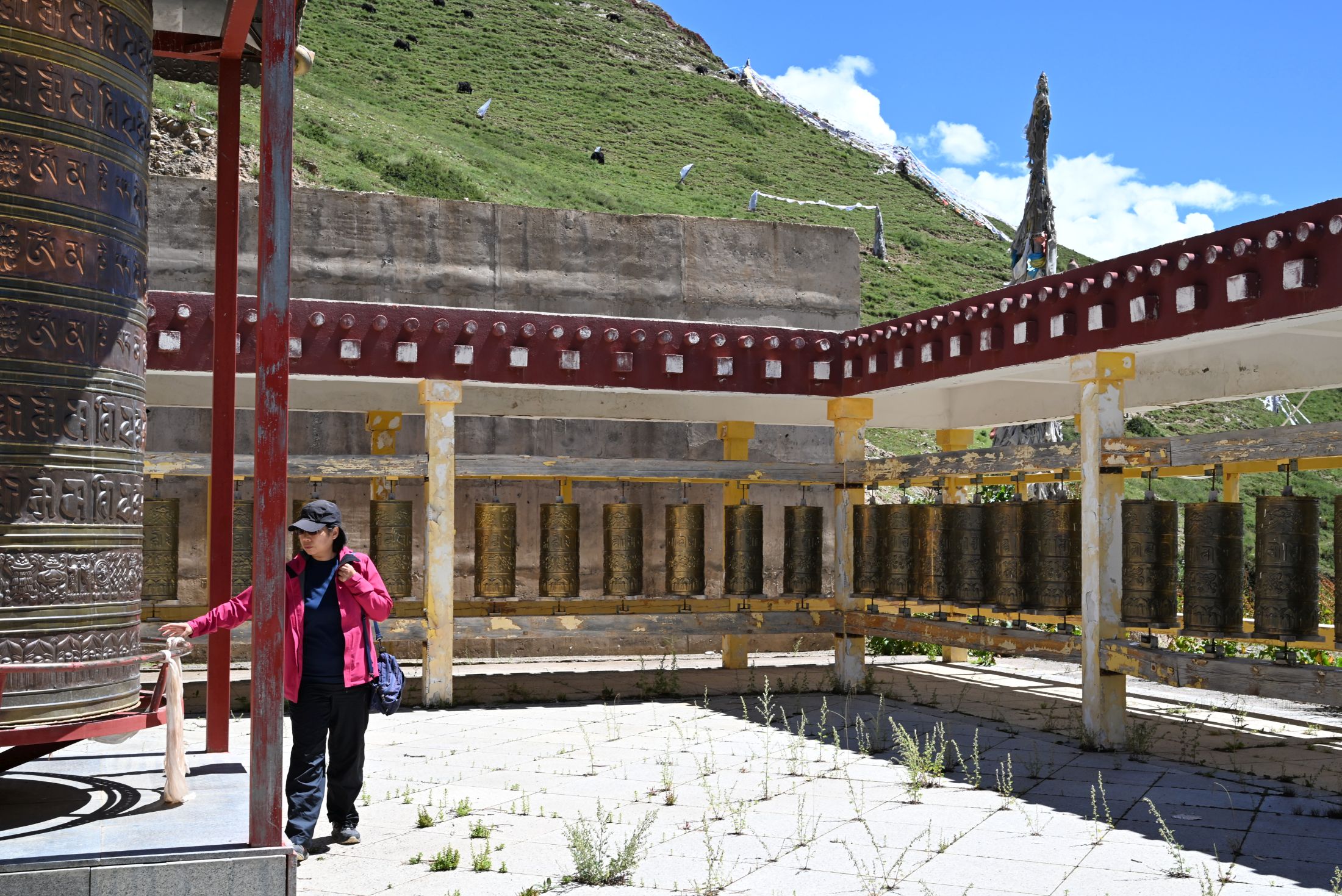 骷髏牆景區有個地方讓人轉動大量經輪