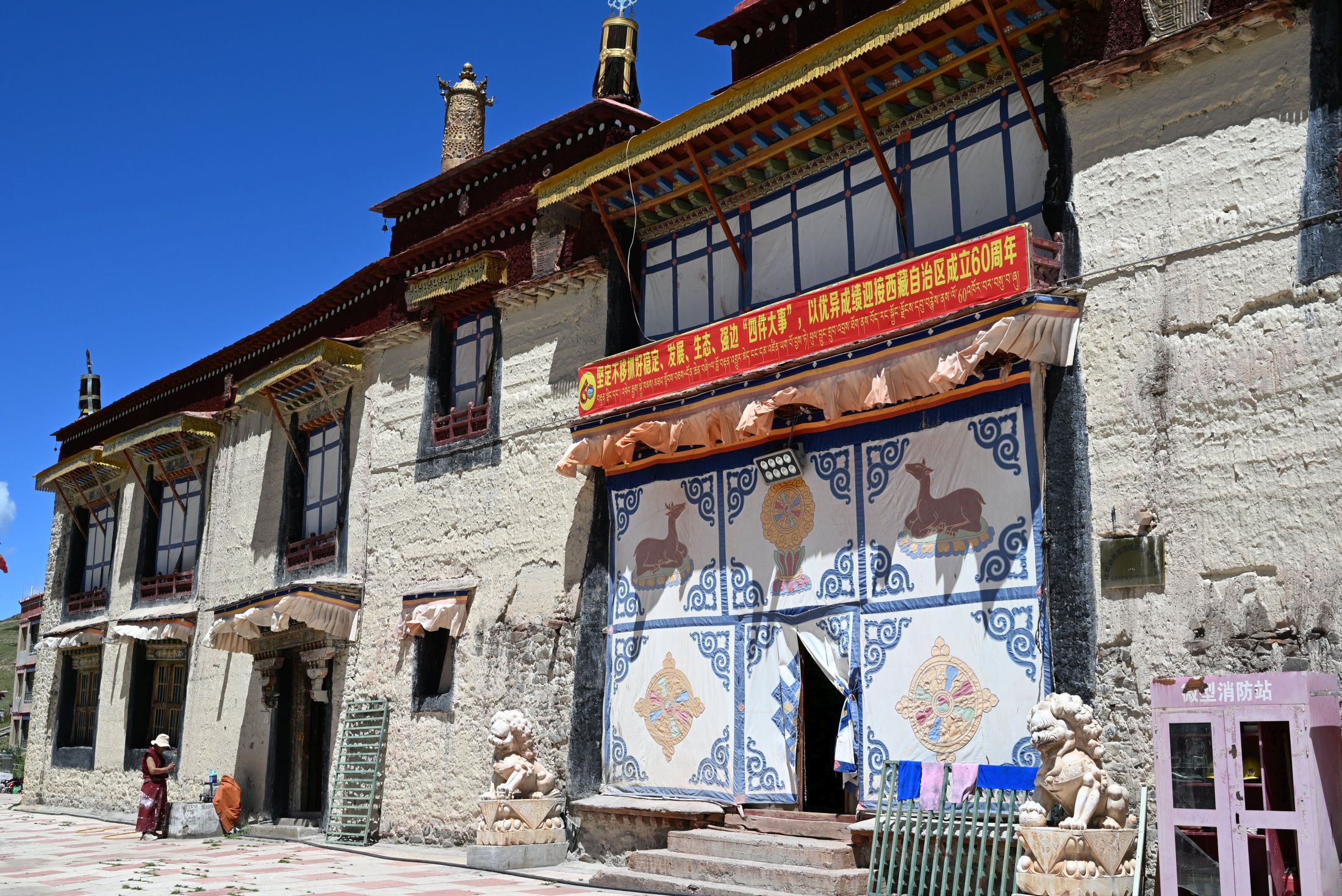 達姆寺門外有位喇嘛讓我們自行入寺參觀