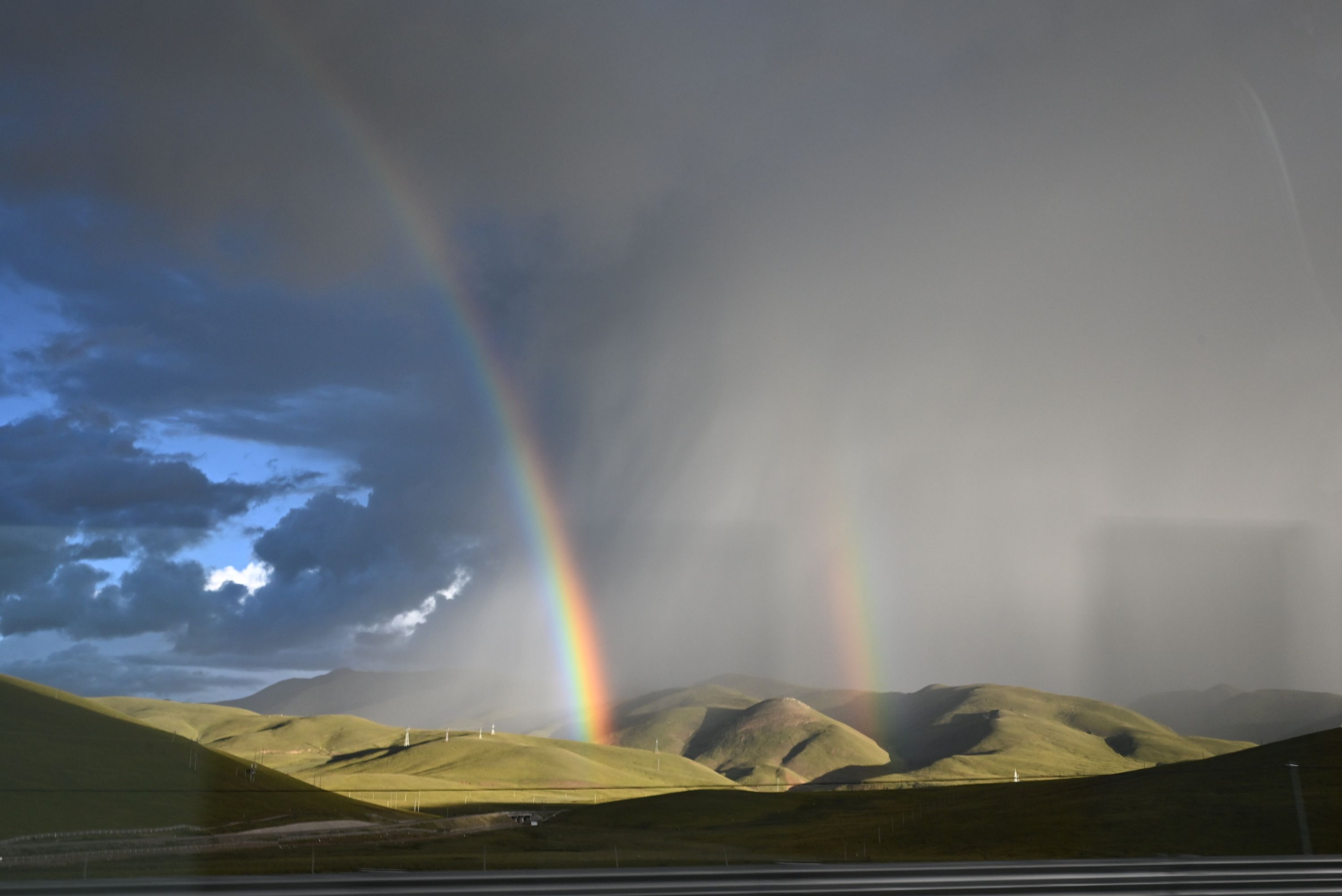 荒野廣袤無垠,一道絢麗雙彩虹拔地而起。