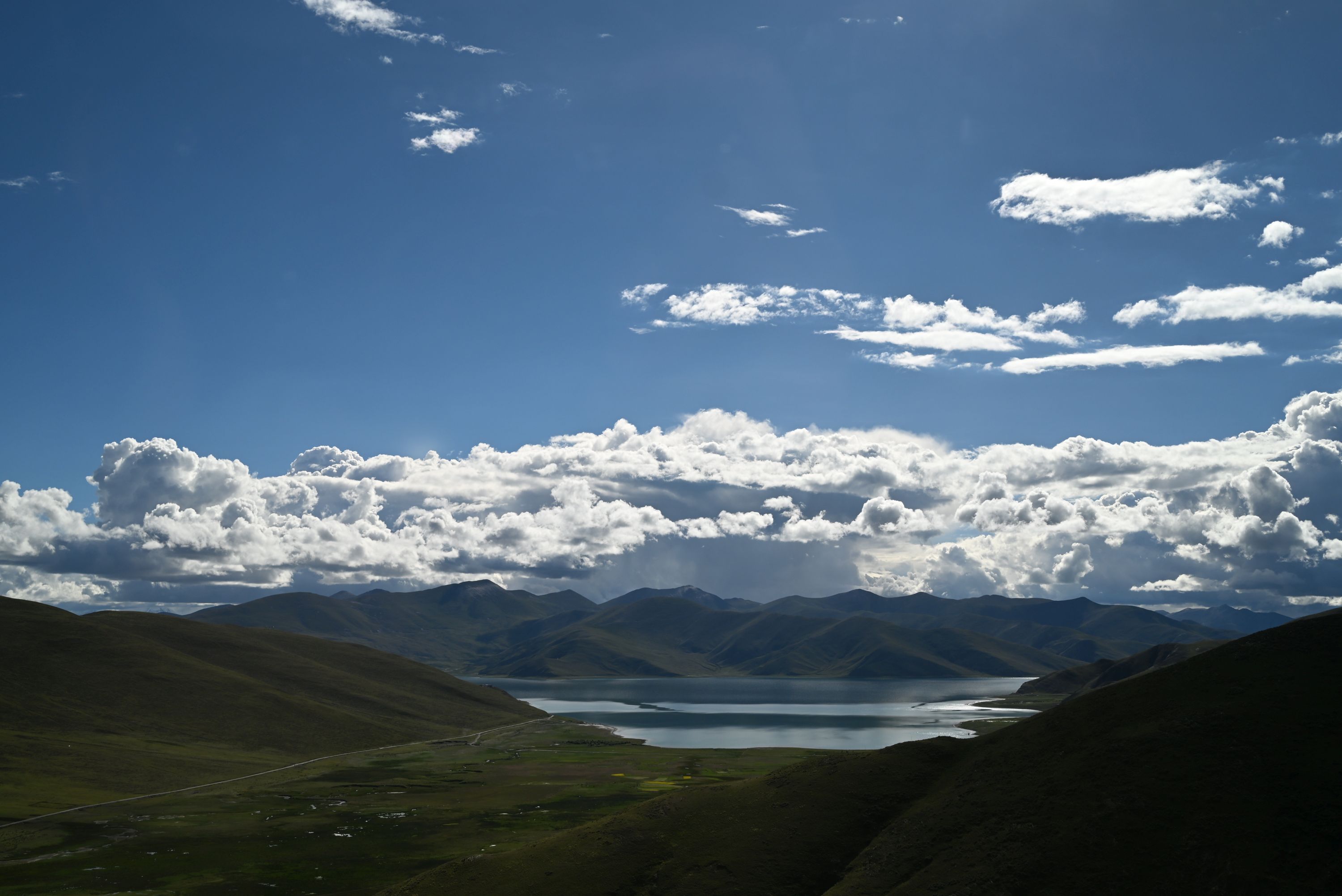 離開時,在車上遠眺羊湖風光。