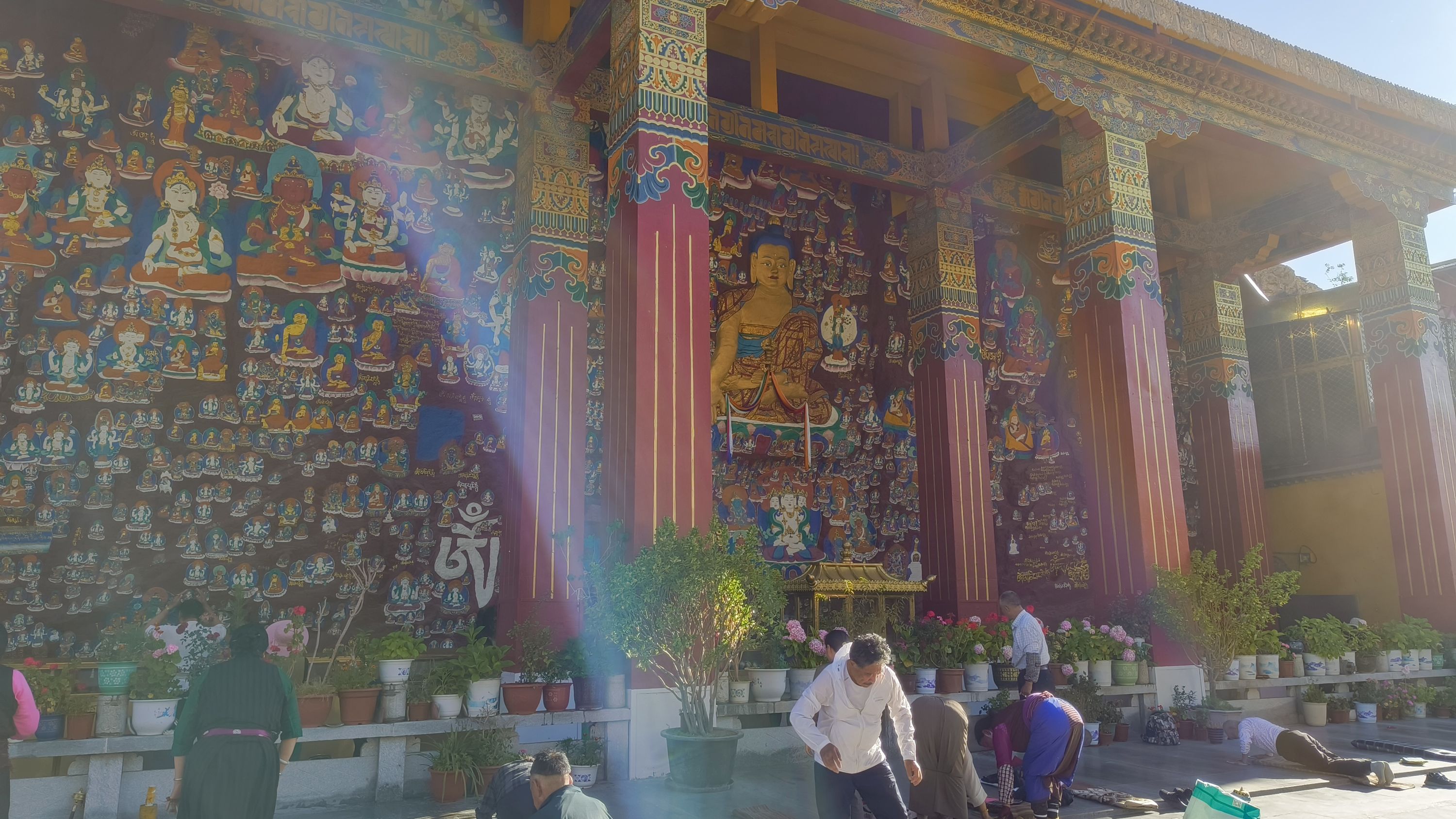 千佛崖最壯觀的佛像石刻前，有很多藏民頂禮跪拜。