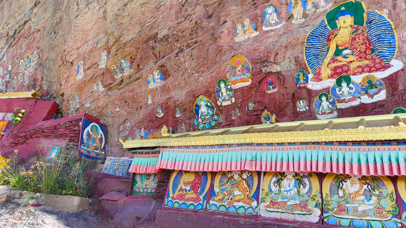 千佛崖的山路有大大小小的佛像，都是人手精心繪製，畫得維妙維肖。