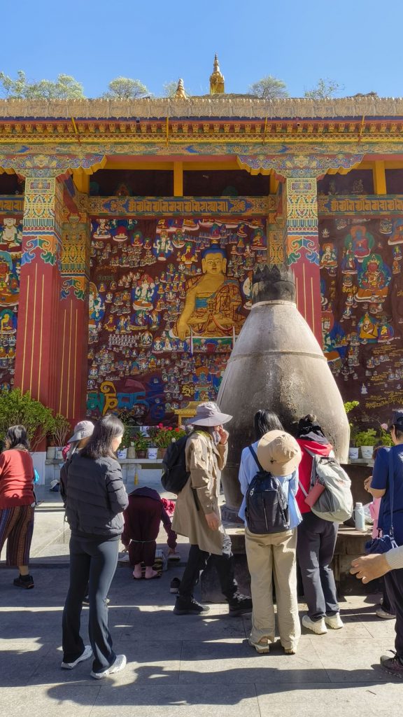 Ken sir和團友將松針放入火爐做煙供