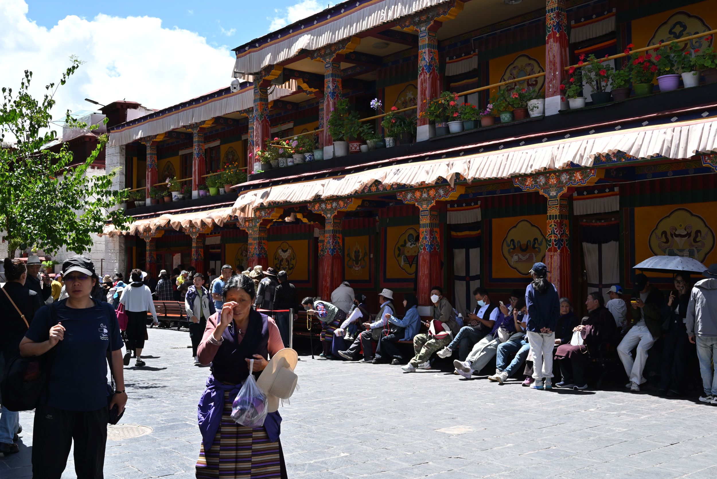 在功德林寺對面，中午後排隊等候接受免費音療的人龍極長。