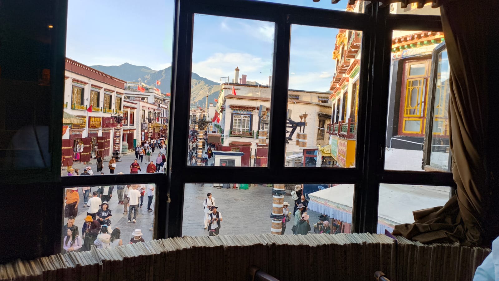 在餐廳二樓俯瞰八廓街