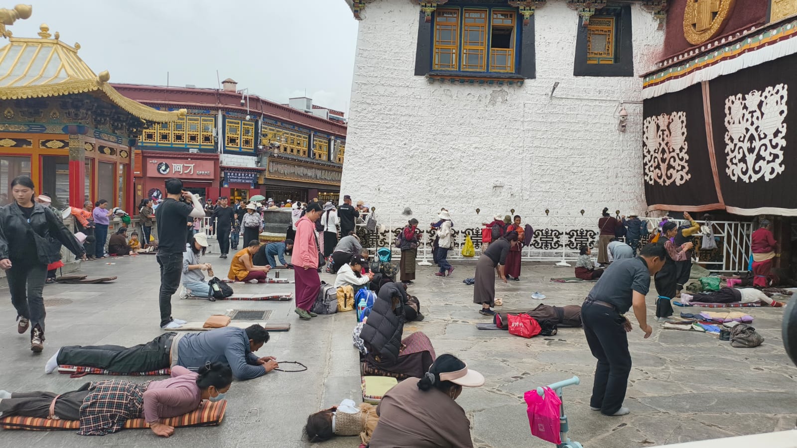 大昭寺門外朝拜的人較多，環繞著大昭寺的正是千年古街八廓街。