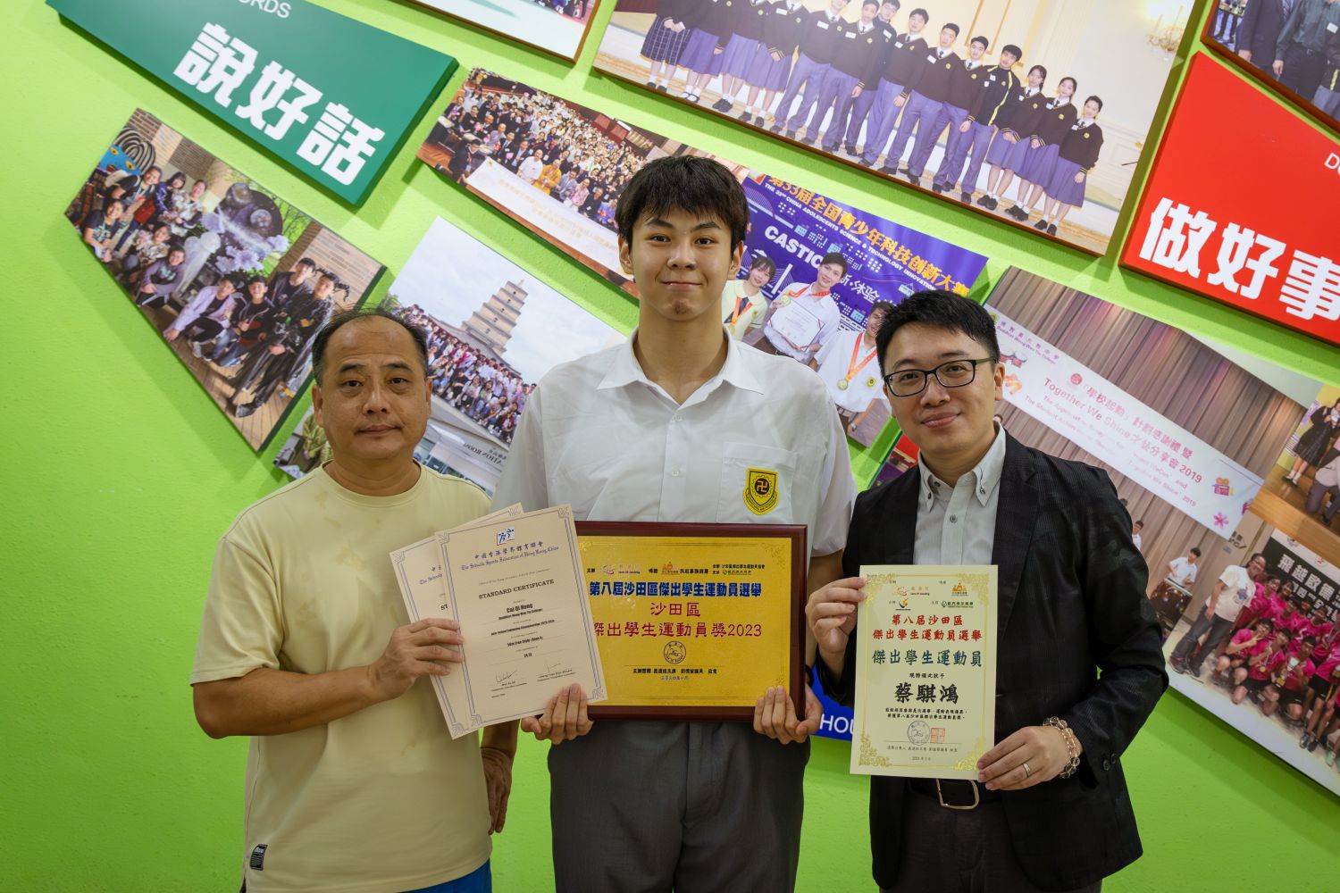 蔡騏鴻幾年前獲選傑出學生運動員,與李鏡品校長(右)和體育科鍾子良老師(左)合照留念。