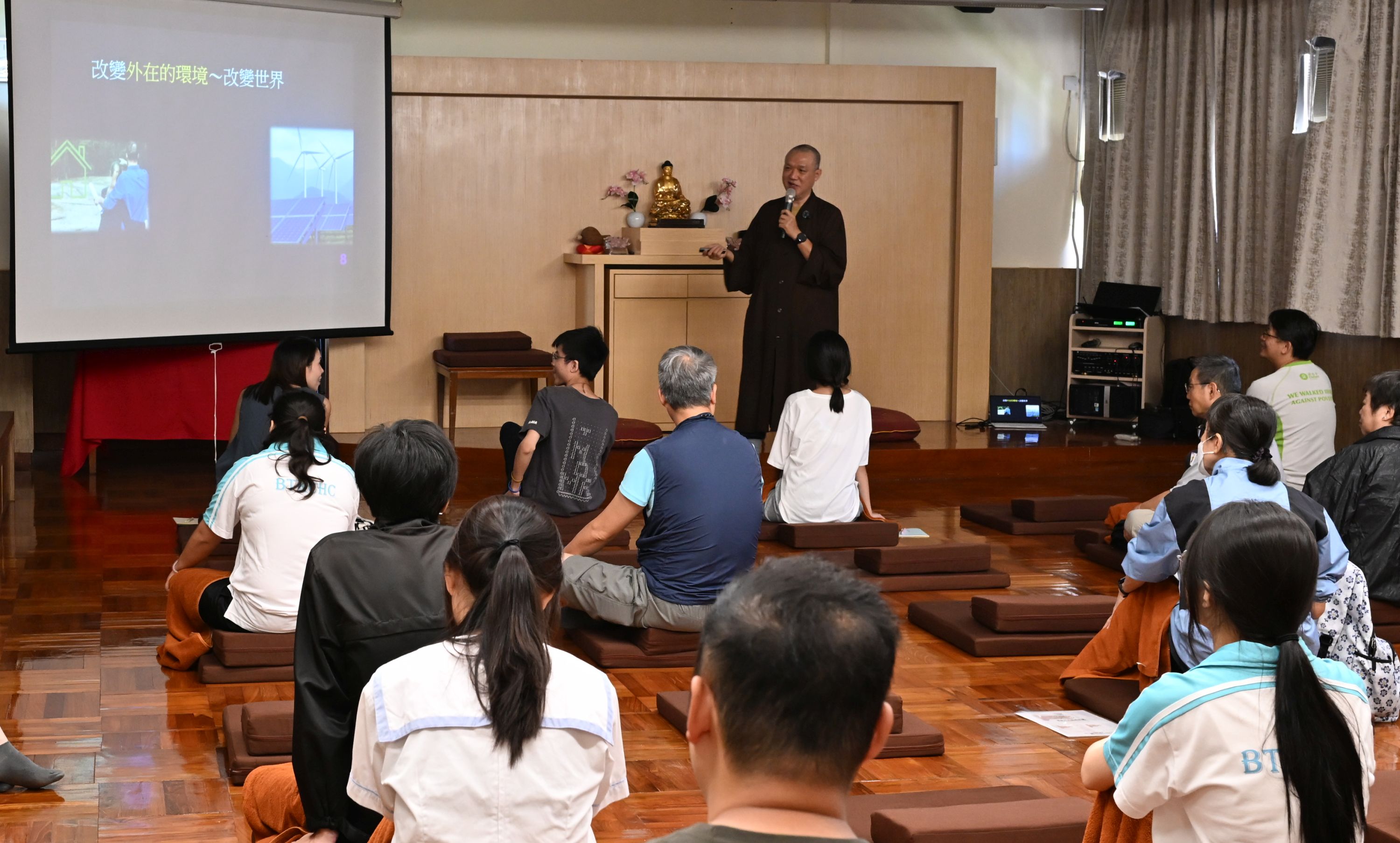 法師製作的投影片簡潔易明（攝於2025.9.27）