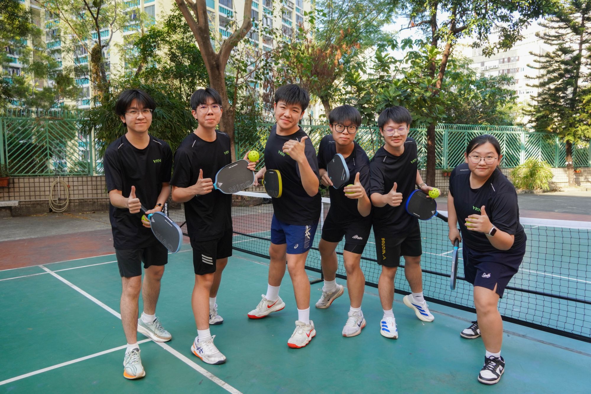 匹克球隊隊員拿起球拍，分外神采飛揚。