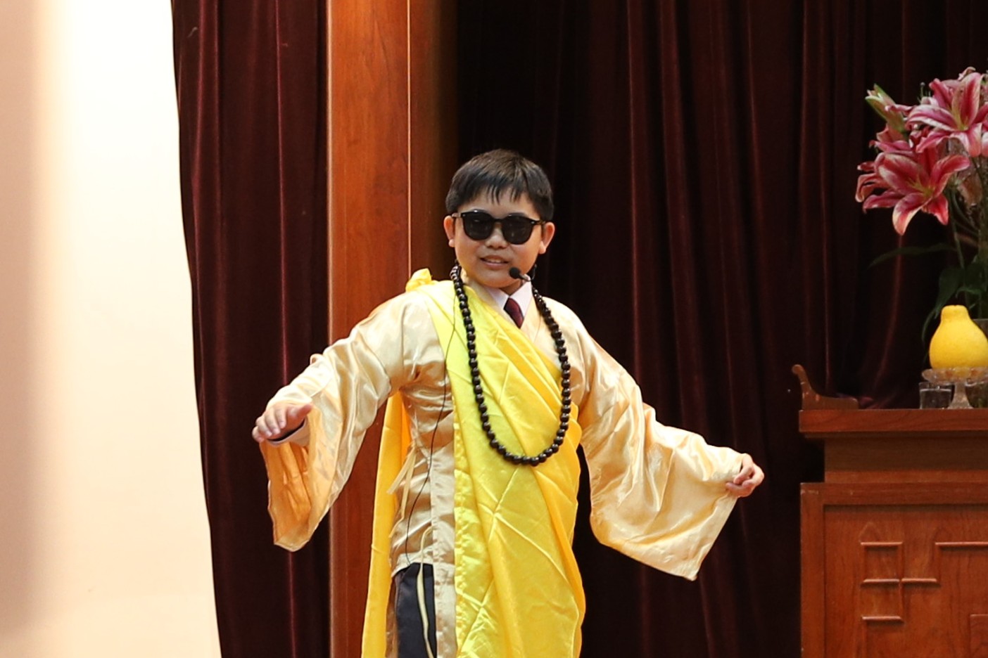 佛教榮茵學校隊伍善用太陽眼鏡表示阿那律的失明，獲一等獎。