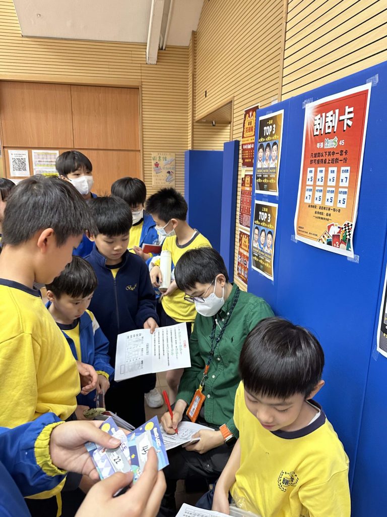 幸運一番賞「刮刮卡」等消費體驗，讓學生寓學習於娛樂。