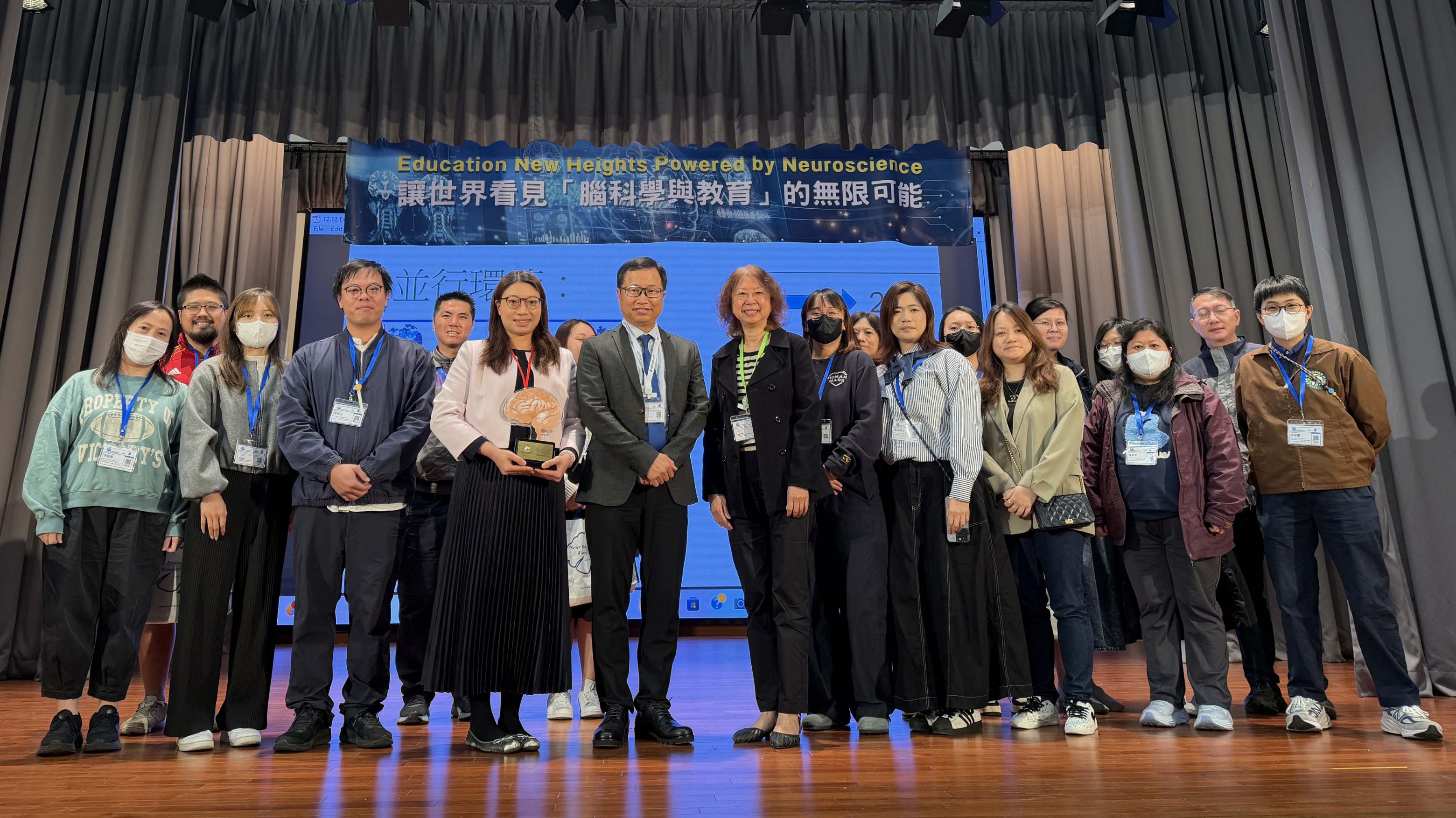教師團隊上台接受「腦基礎學校認證」銅獎及「學校領導」銀獎