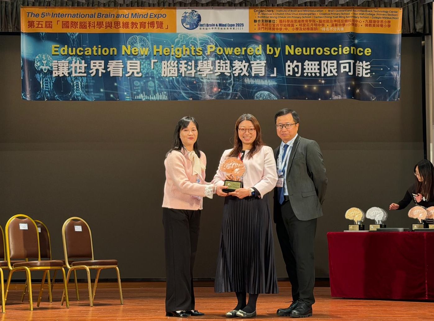 何倩儀校長上台接受獎座 