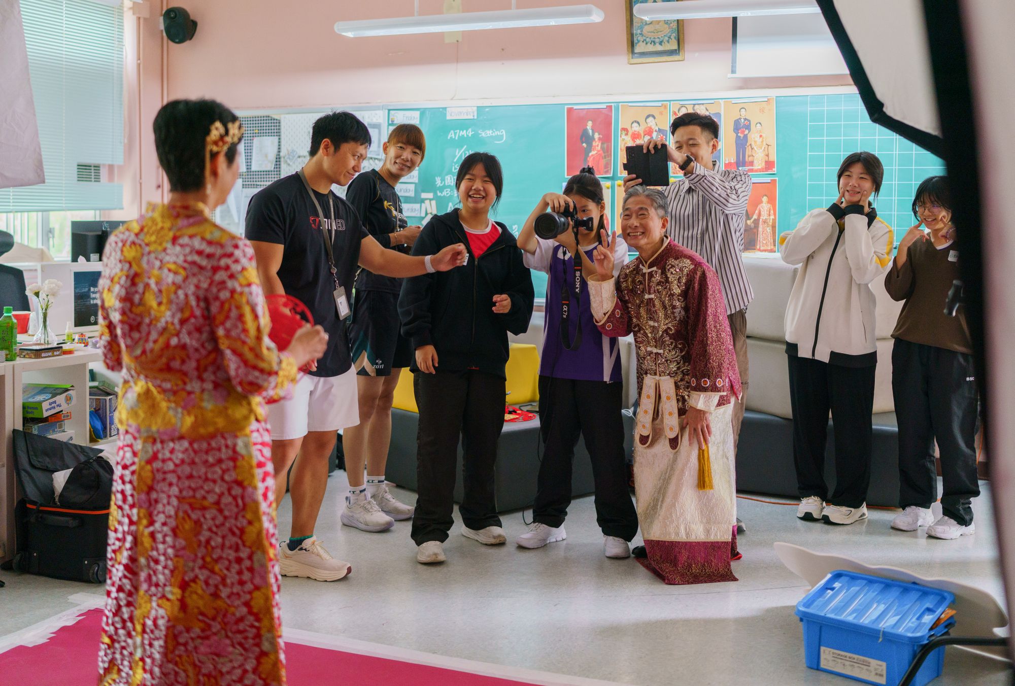 學生為翁氏夫婦拍攝婚紗裙褂照