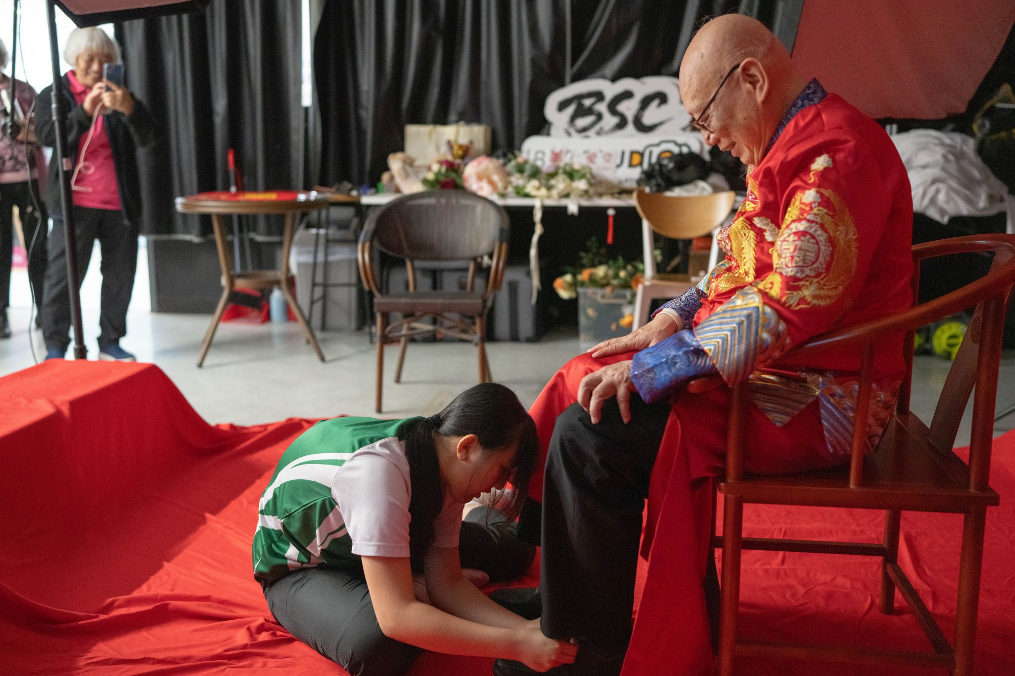 燈光佈置、場景設置、拍攝及長者化妝等工作,全由學生包辦。