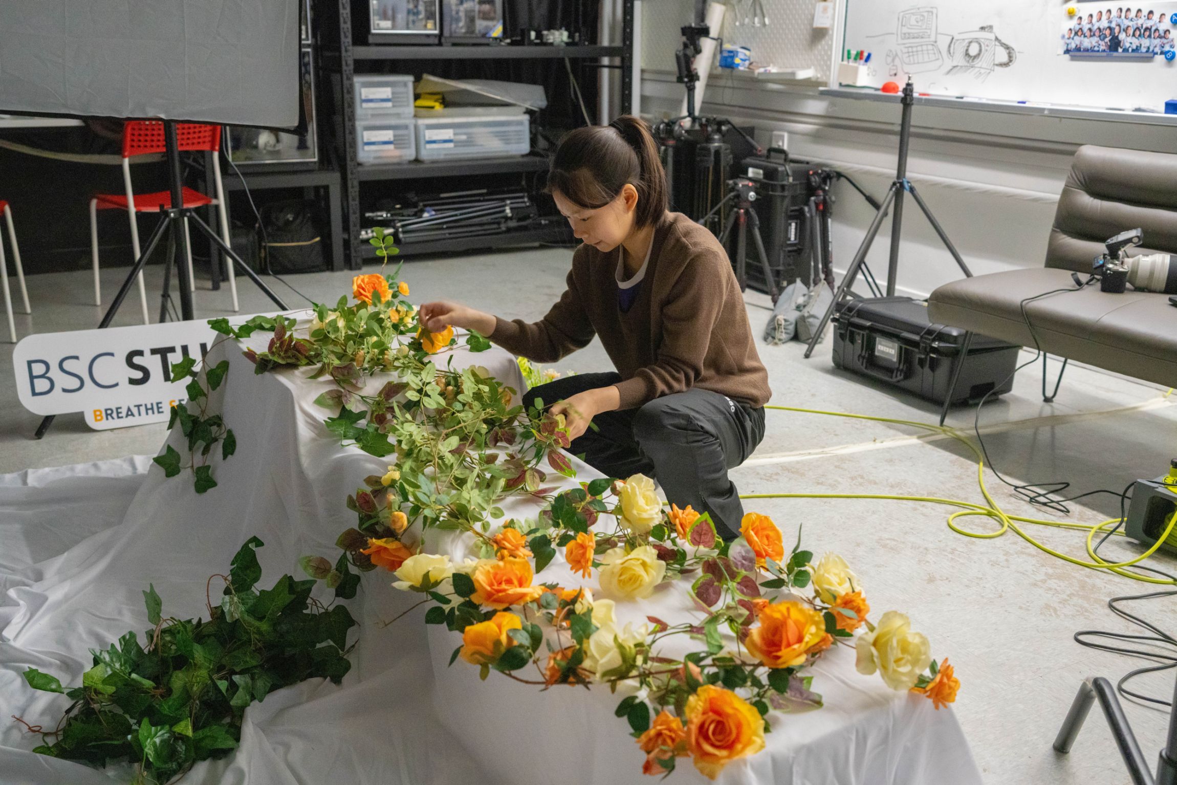 學生為拍攝場景做佈置