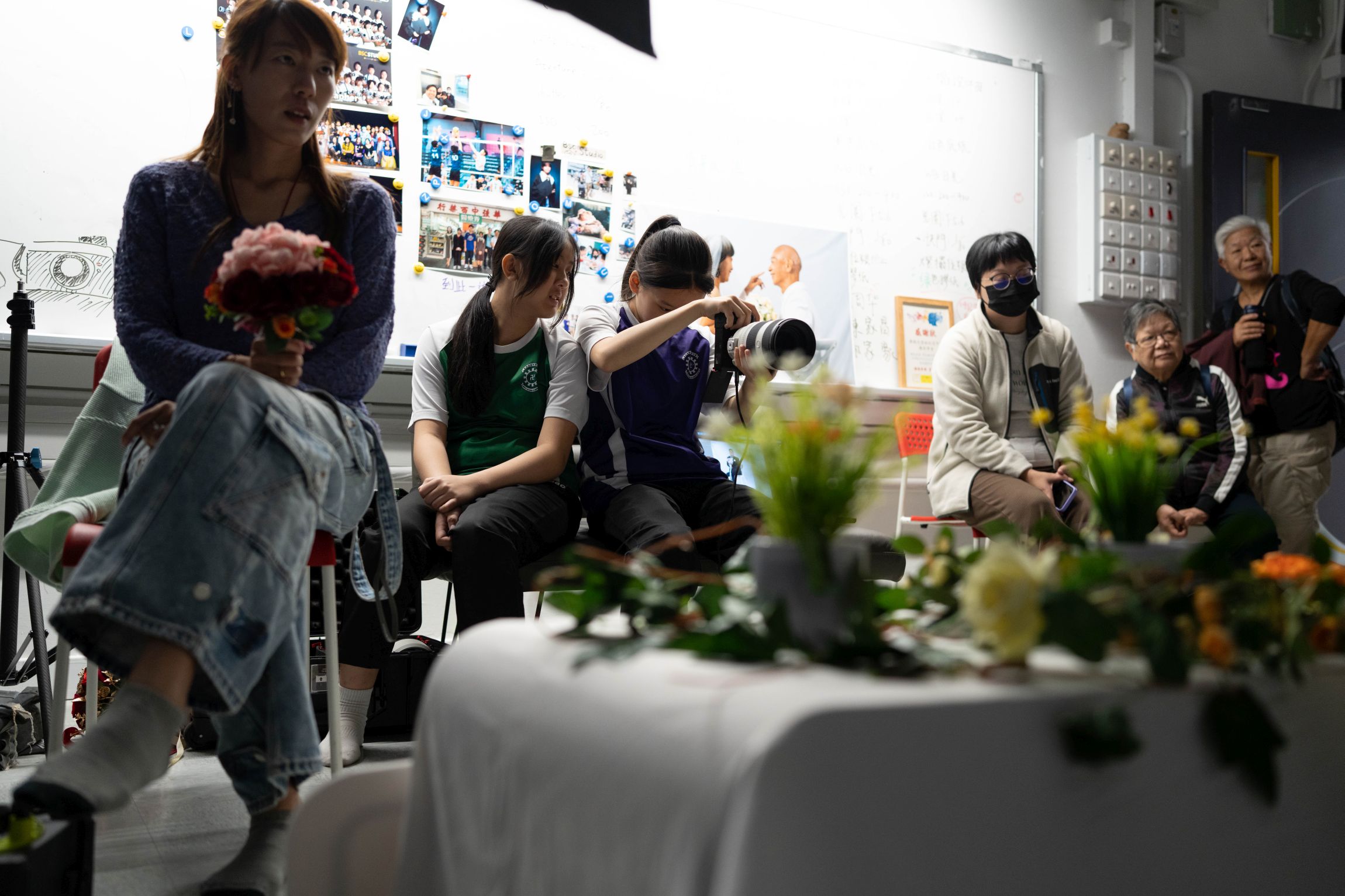 學生看來很有專業攝影師功架!