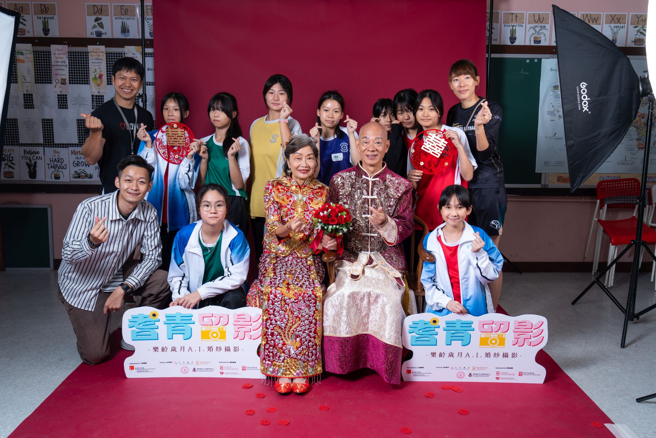 參與「耆青留影」計劃的師生與鄭氏夫婦合照