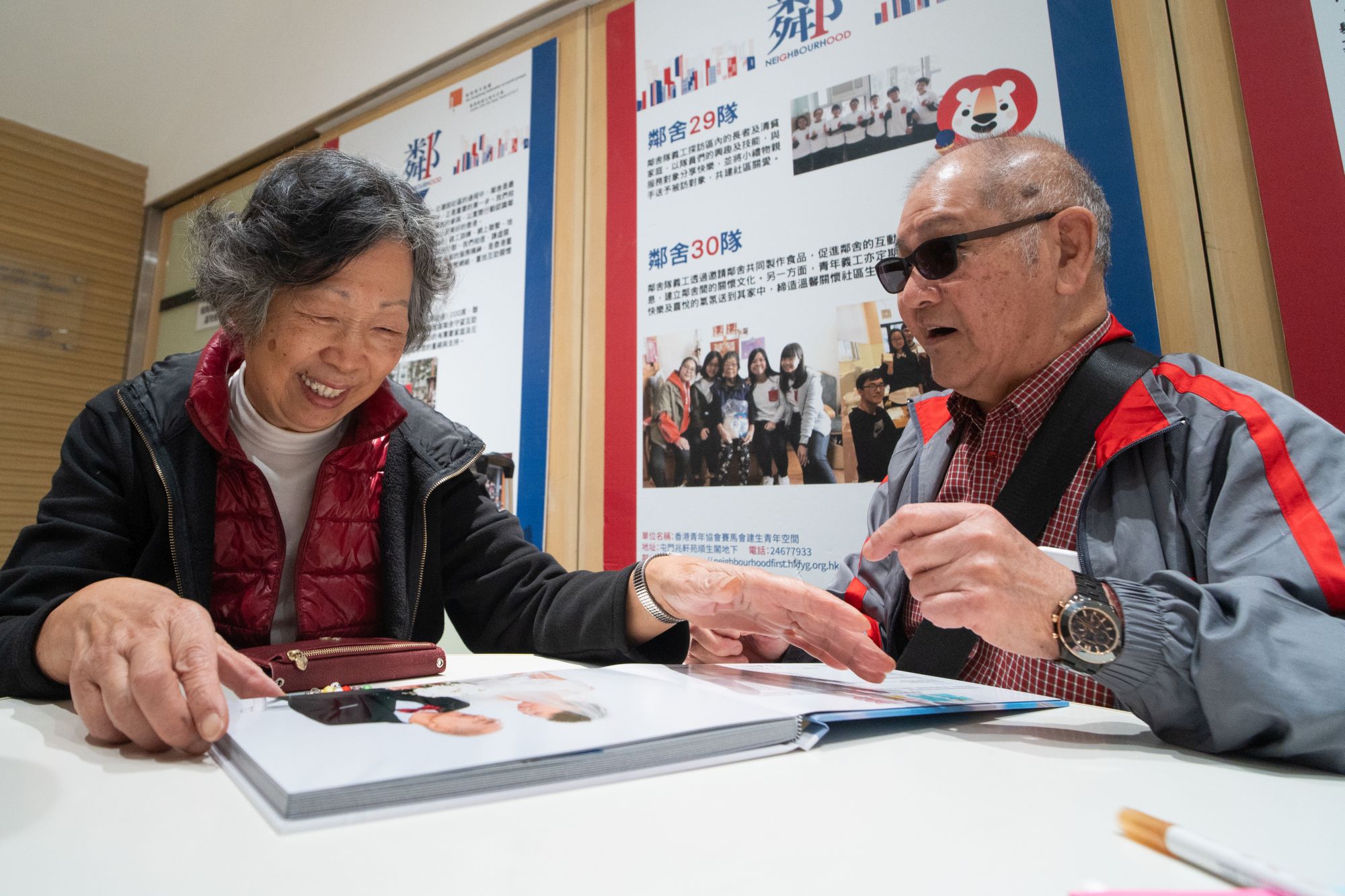 翻看「愛情紀念冊」婚紗相,長者樂得笑逐顏開。