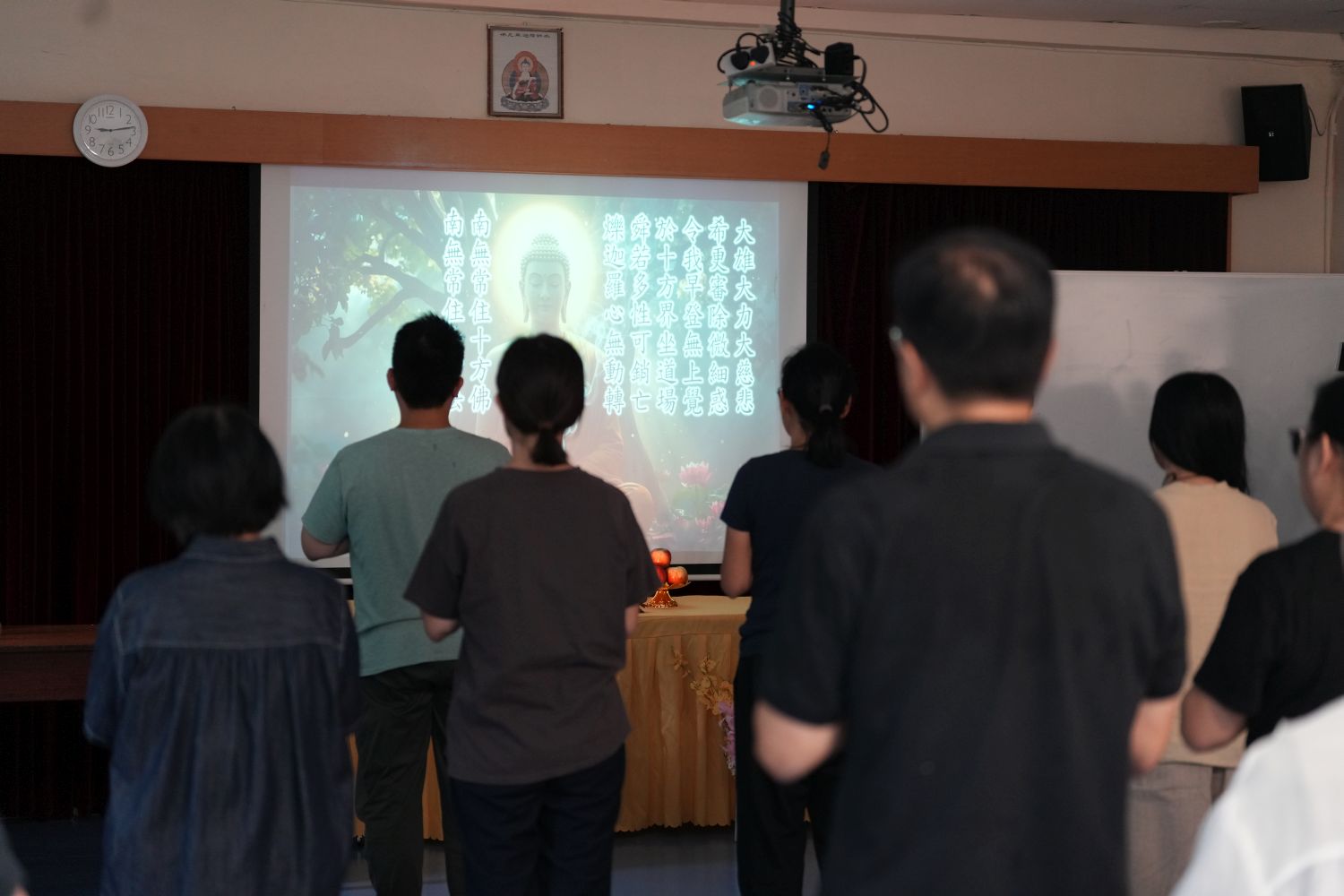 一日禪佛教氛圍濃厚，禪修前先進行莊嚴的早課。
