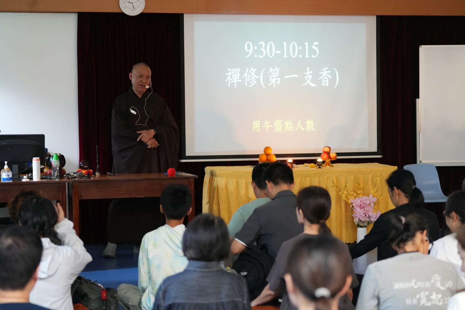 大家精神抖擻，開始坐第一支香。