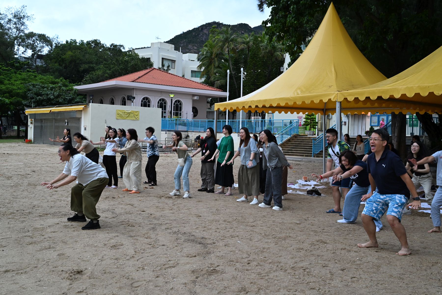 7月15日早上,黃耀光博士帶領老師在黃金泳灘上進行早課,其中一個體驗活動是扮獅子吼叫。