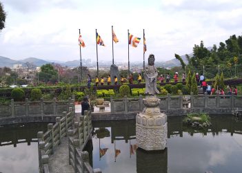 小學生在凌雲寺觀音池體驗行禪。