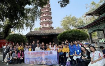 佛聯會師生與定觀法師和王導老師在花塔下合照