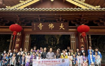 行程第二日，佛聯會師生清早抵達大佛寺，與果濱法師合照。
