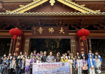 行程第二日，佛聯會師生清早抵達大佛寺，與果濱法師合照。