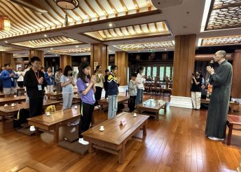 有恩法師帶領佛聯會師生進行禪修練習