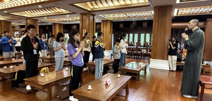 有恩法師帶領佛聯會師生進行禪修練習