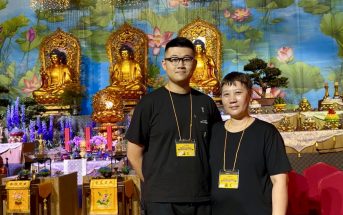 燊仔與母親在今年佛誕節吉祥大會舞台合照