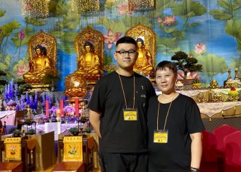 燊仔與母親在今年佛誕節吉祥大會舞台合照