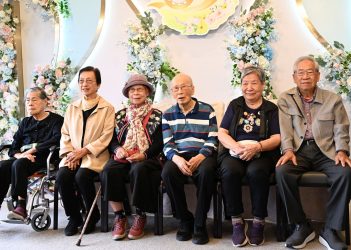 2025年10月26日，六位佛教菩提學校老師出席學校65周年聚會。左起：李寶慧老師、黃子美老師、鄭光文老師、卓民倫老師、劉少屏老師和佘冠濠老師。