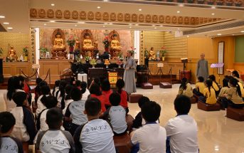 2025年6月26日，寬廣法師向學生逐一介紹大雄寶殿上諸佛菩薩聖像的特徵和故事。