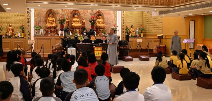 2025年6月26日，寬廣法師向學生逐一介紹大雄寶殿上諸佛菩薩聖像的特徵和故事。