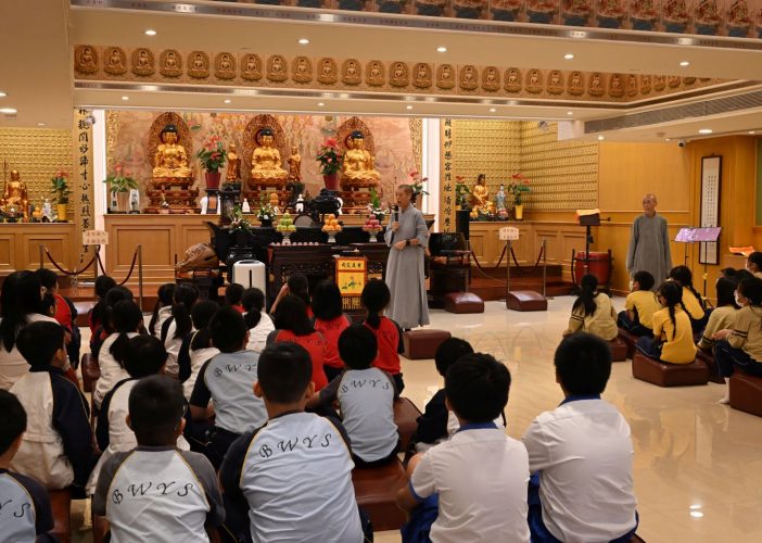 2025年6月26日，寬廣法師向學生逐一介紹大雄寶殿上諸佛菩薩聖像的特徵和故事。