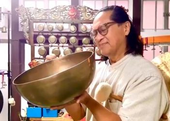 Ken sir運用不同指法敲響頌缽