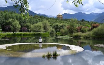 Ken sir在林芝市湖畔環形步道禪坐。