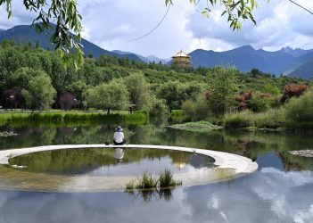 Ken sir在林芝市湖畔環形步道禪坐。