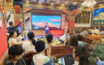 小男孩歌喉相當好，親友拍掌鼓勵。