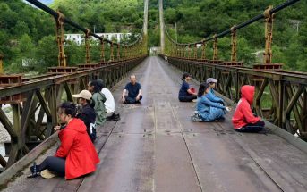 大家隨Ken sir在橋上靜觀修習
